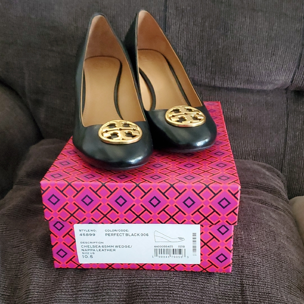 New Tory Burch Black and Gold Heels with Iconic Medallion